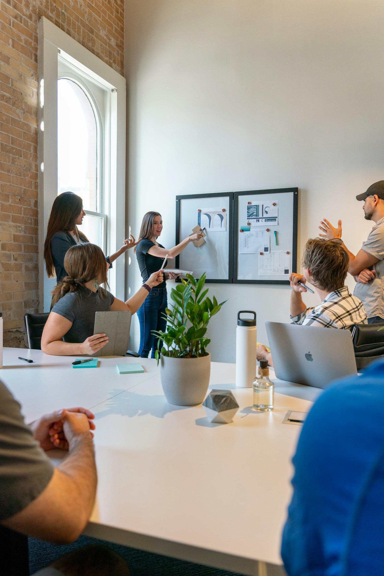 Equipo de trabajo colaborando en una oficina