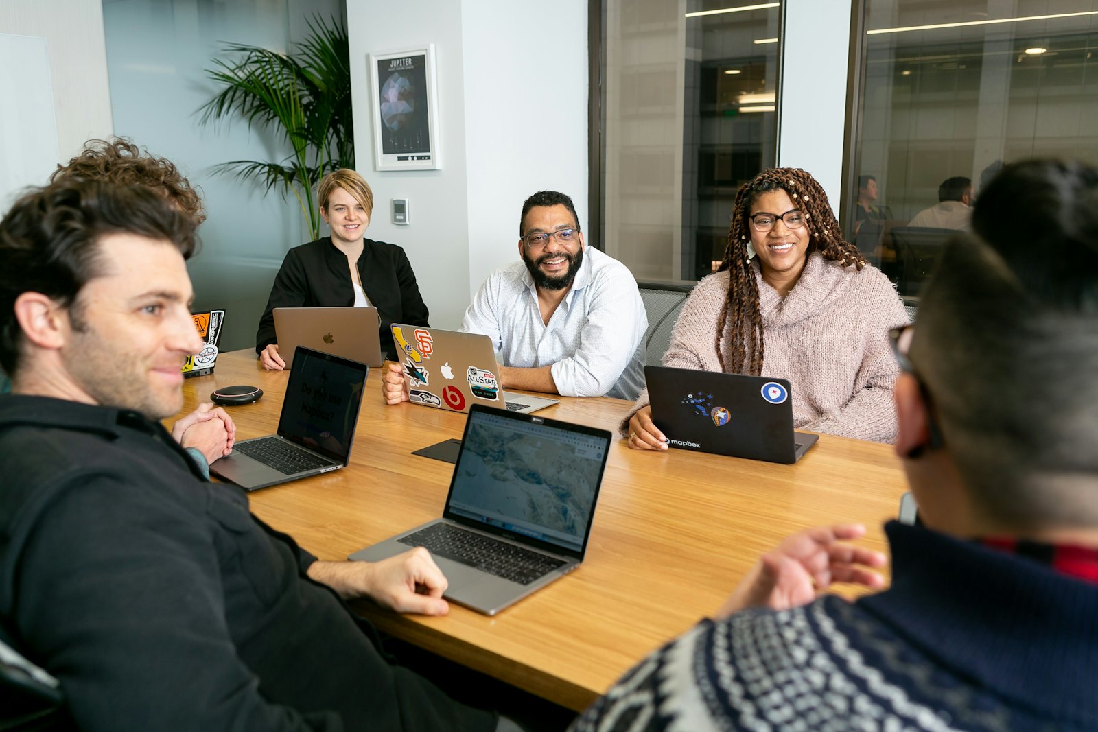 Equipo ejecutivo trabajando en una sala de reuniones